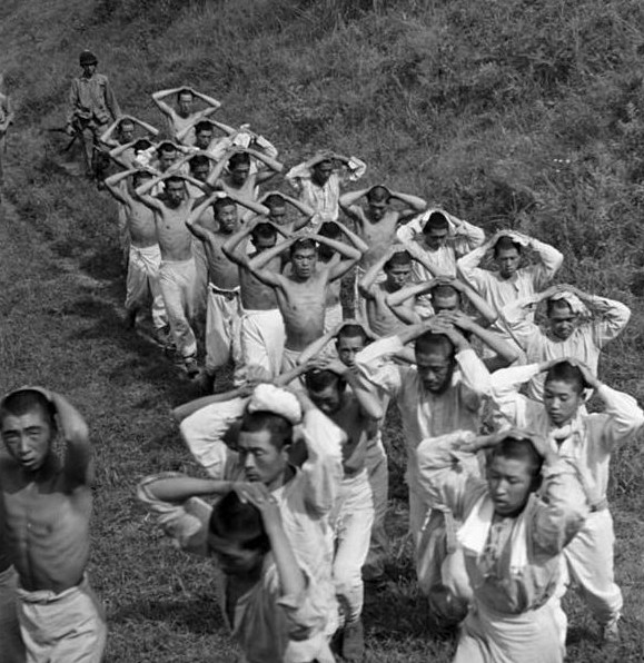 1950年9月，仁川战役中美军看押被俘朝鲜士兵。