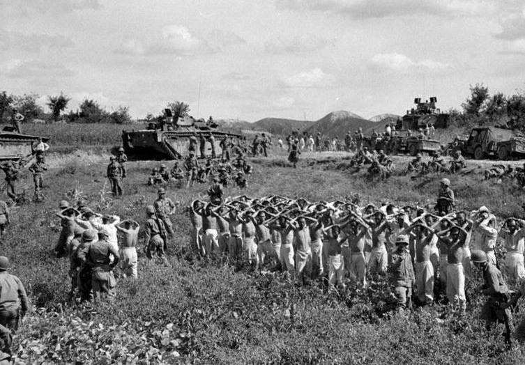 1950年9月，仁川战役中美军押送被俘朝鲜士兵。