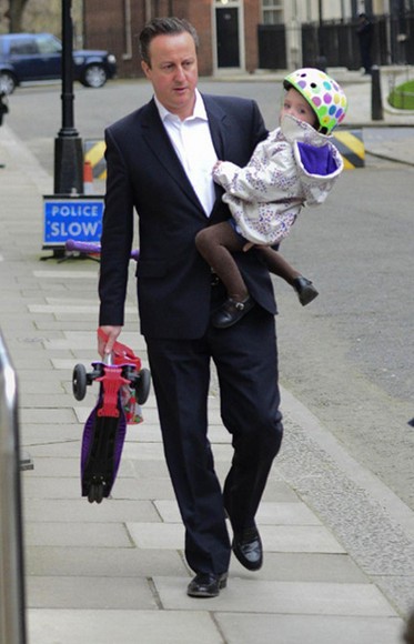 英国首相卡梅伦驮女儿上幼儿园
