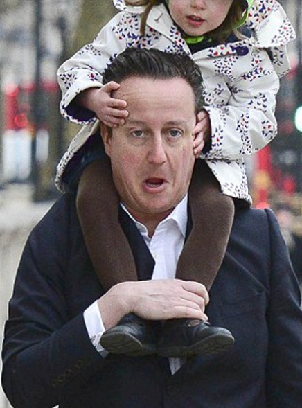 英国首相卡梅伦驮女儿上幼儿园