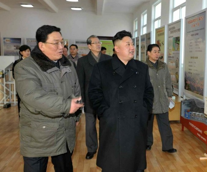 金正恩视察朝鲜国家科学院