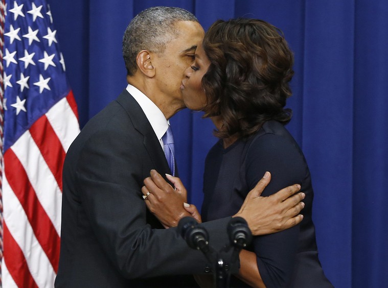 奥巴马与米歇尔当众亲吻秀恩爱 