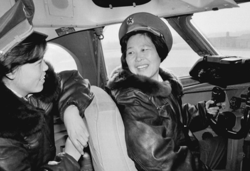 　图为优秀机长汪云（右）曾为周恩来总理飞过专机。