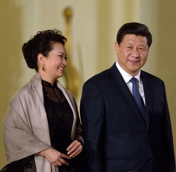 当地时间2014年3月26日，法国巴黎爱丽舍宫，正在法国访问的国家主席习近平与夫人彭丽媛出席法国为其举行的欢迎国宴。