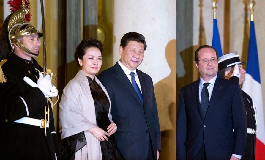 当地时间2014年3月26日，法国巴黎爱丽舍宫，正在法国访问的国家主席习近平与夫人彭丽媛出席法国为其举行的欢迎国宴。