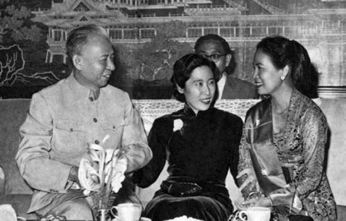 1962年9月，邓颖超会见印尼苏加诺夫人哈蒂妮·苏加诺。