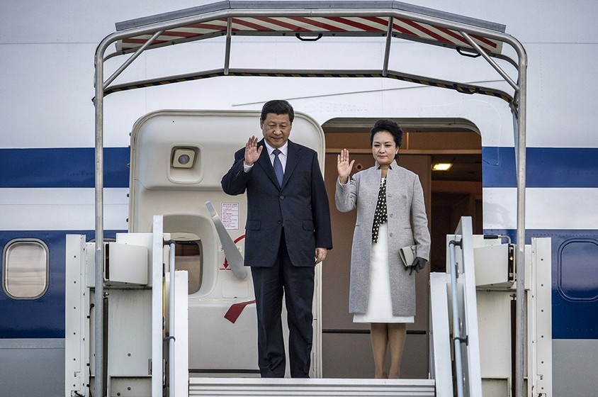 当地时间3月25日下午，习近平偕夫人彭丽媛飞抵法国里昂，开始访问法国。