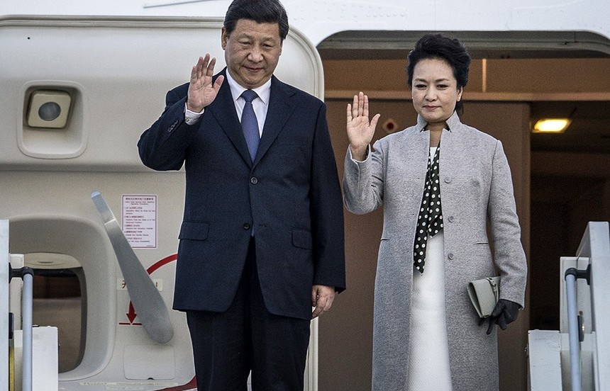 当地时间3月25日下午，习近平偕夫人彭丽媛飞抵法国里昂，开始访问法国。