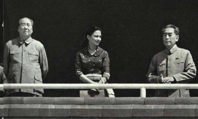 1970年，在天安门城楼上，西哈努克夫人莫尼列站在毛泽东、周恩来中间。