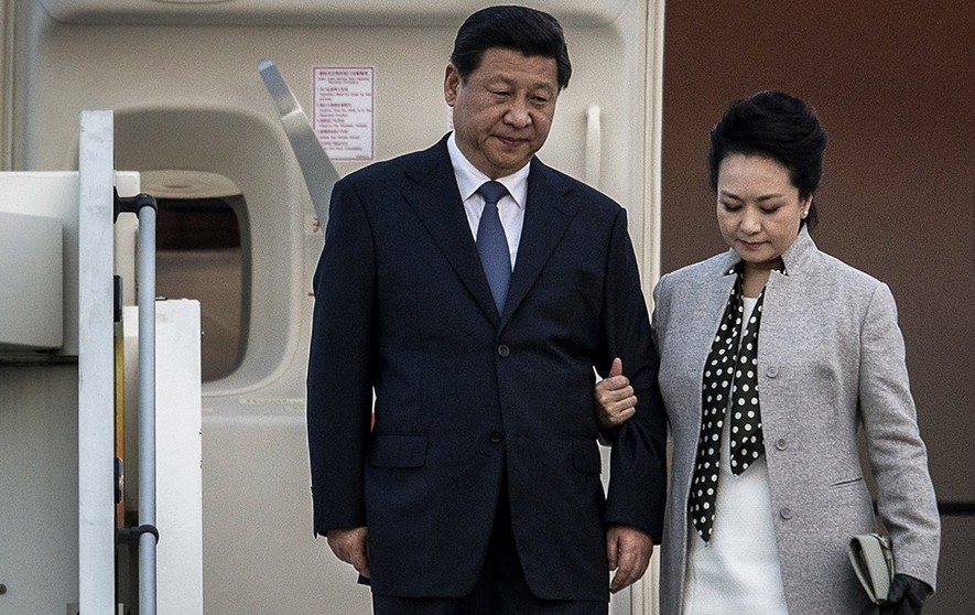 当地时间3月25日下午，习近平偕夫人彭丽媛飞抵法国里昂，开始访问法国。