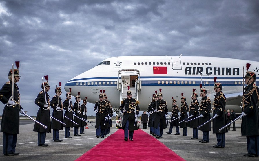当地时间3月25日下午，习近平偕夫人彭丽媛飞抵法国里昂，开始访问法国。