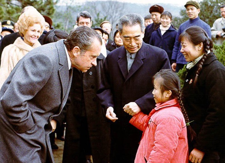 1972年美国总统尼克松夫妇和周总理一起，同小朋友交谈。