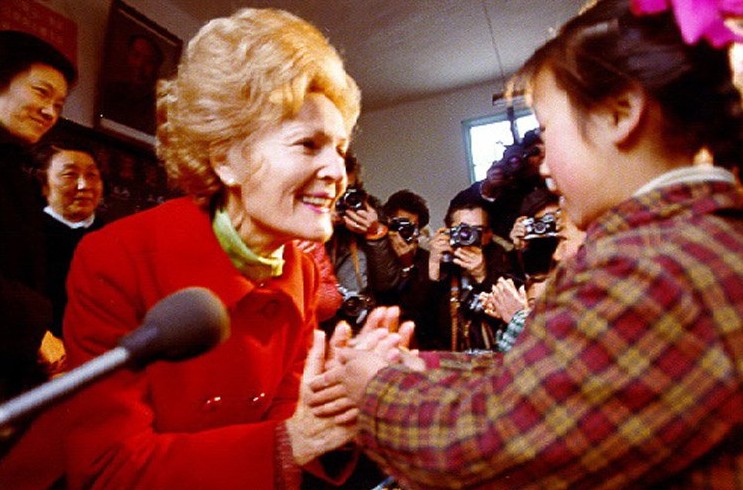 尼克松的夫人与小学生握手。