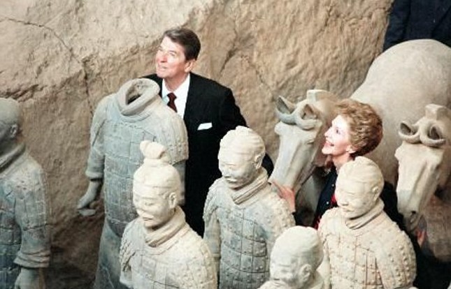 1984年4月，美国总统里根和夫人南希在西安兵马俑博物馆一号俑坑参观。