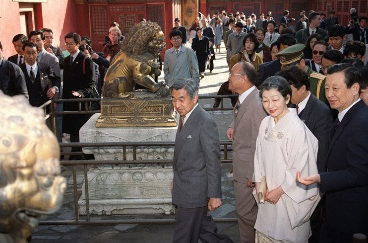 1992年，来华访问的日本国明仁天皇与皇后参观故宫。