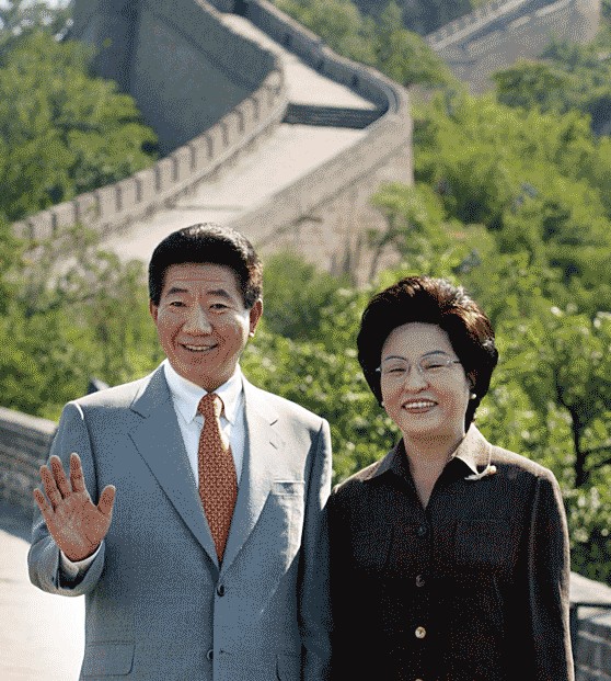 2003年7月9日，北京，韩国总统卢武铉（左）及夫人权良淑游览长城。