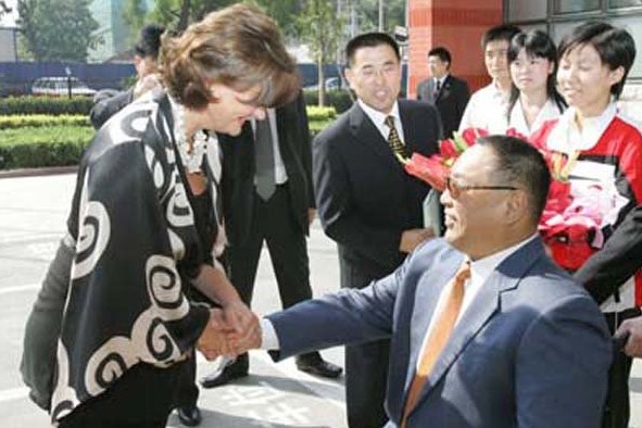 2005年邓朴方会见英国首相布莱尔的夫人切丽·布莱尔。