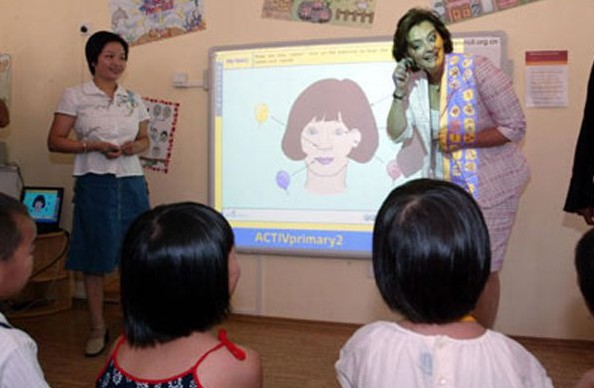 2005年英国首相布莱尔夫人切丽在北京师范大学附属幼儿园，与孩子们进行多媒体互动。