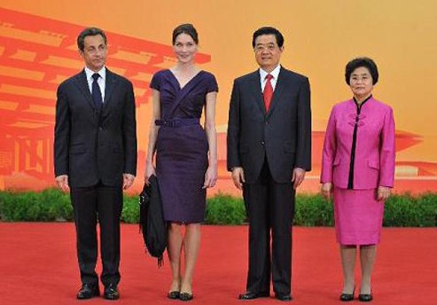 2010年胡锦涛和夫人在上海欢迎法国总统萨科齐和他的夫人，参观上海世博会。