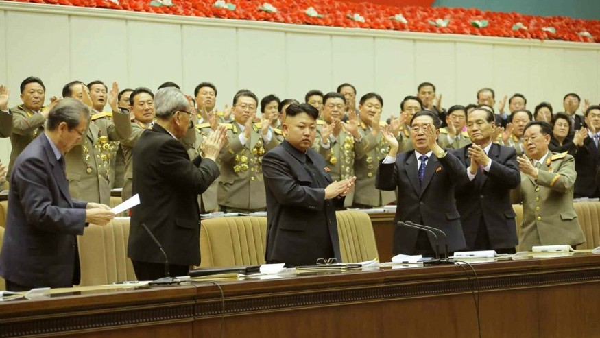 金正恩戴眼镜出席思想工作大会