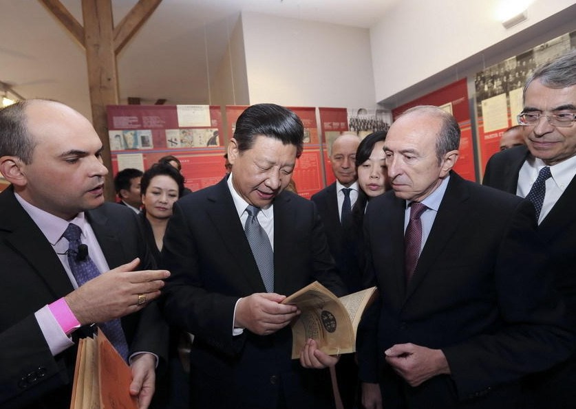 3月26日，国家主席习近平在法国参观里昂中法大学旧址。