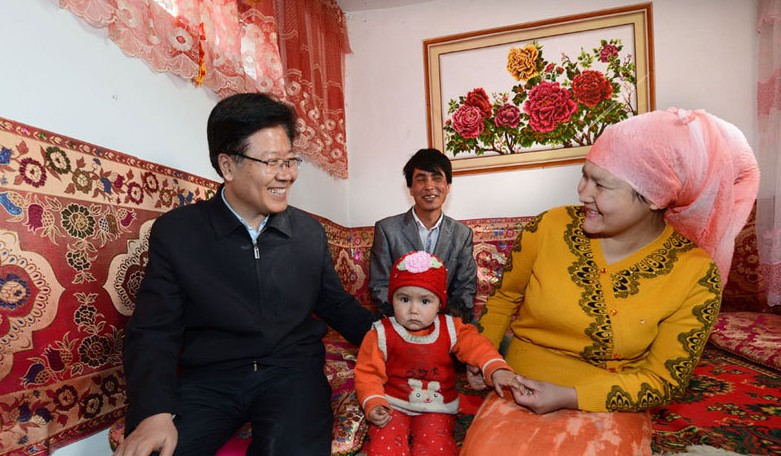 这个小姑娘很有镜头感。张春贤说，可保不准这是将来的“女县长” 。