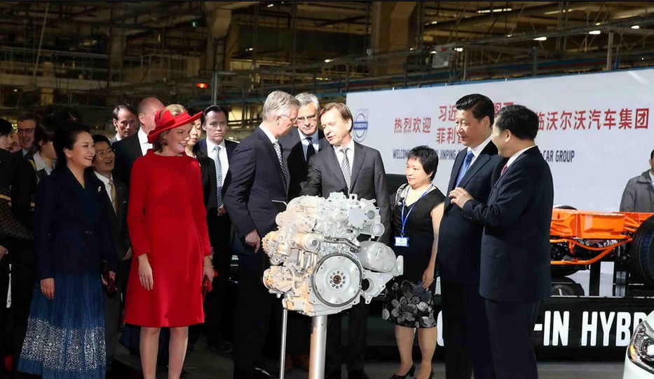 4月1日，国家主席习近平在比利时国王菲利普陪同下参观沃尔沃汽车公司根特工厂。