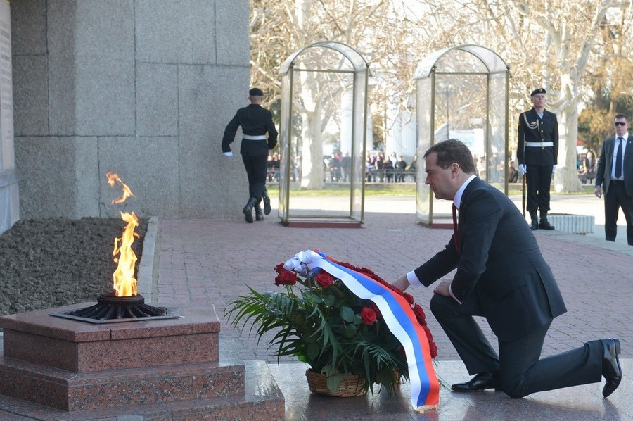 当地时间2014年3月21日，克里米亚塞瓦斯托波尔，俄罗斯总理梅德韦杰夫向二战英雄纪念碑敬献花圈。