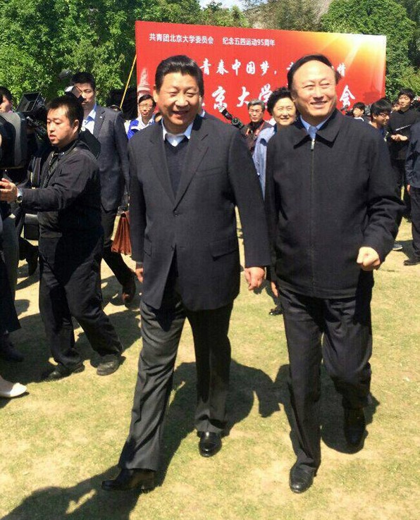 习近平青年节访北大 师生争拍