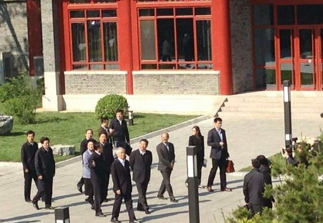 习近平青年节访北大 师生争拍