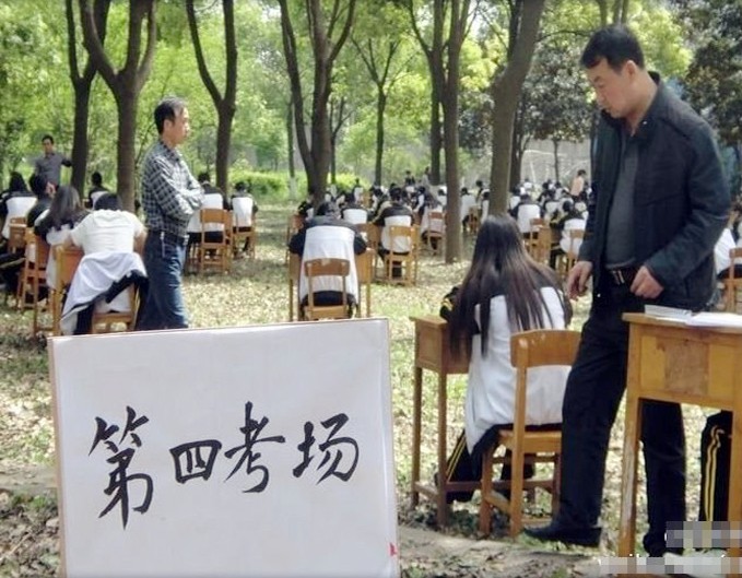 学校为防作弊 将考场搬进树林
