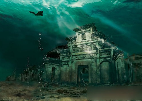 谁曾想到，碧波浩瀚的千岛湖湖水之下，竟然悄悄“潜伏”着两座拥有上千年历史的古城，它们在静水深流的湖底，已经沉默了半个多世纪。日前，在摄影师的执着努力之下，水底古城的神秘面纱被撩开一角，沉寂了多年的平静再次被打破。水下世界是寂静的，淤泥终会把一切掩埋，但是，与人类自身的改造力量相比，大自然的演进速度毕竟是缓慢的。所以我们还有机会继续探寻这座古城的角角落落，让时间真正定格成永恒。
