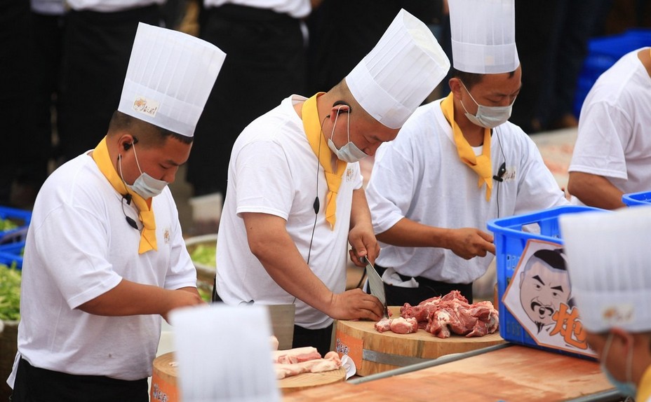 长沙为破纪录用100平大锅炒2000斤辣椒炒肉