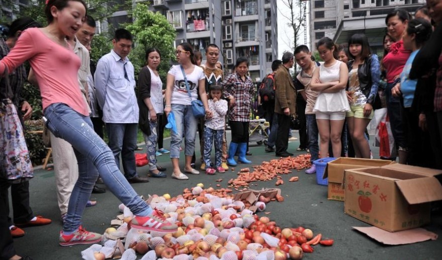 重庆幼儿园疑给孩子吃变质食物 家长讨说法