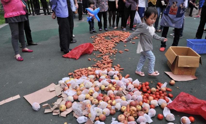 重庆幼儿园疑给孩子吃变质食物 家长讨说法