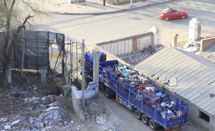 最牛钉子户房子建在道路中央 截断通往火车站道路