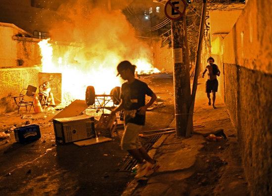 巴西里约贫民区爆发暴力抗议 警民发生冲突