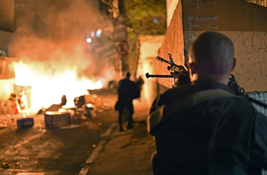 巴西里约贫民区爆发暴力抗议 警民发生冲突