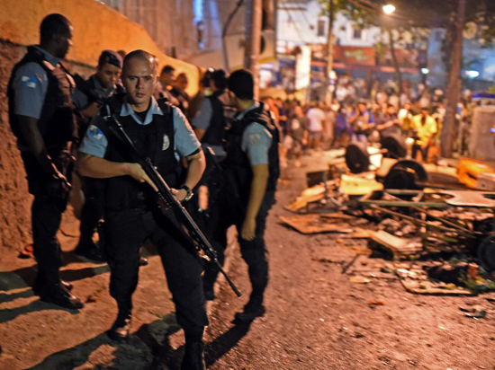 巴西里约贫民区爆发暴力抗议 警民发生冲突