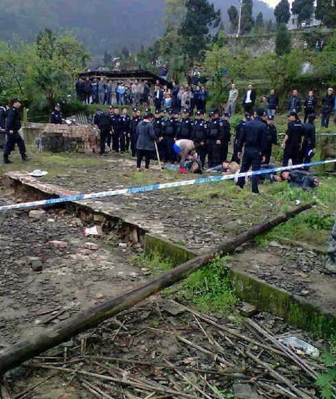 警察强挖古树与村民发生冲突