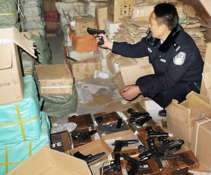 贵阳警方捣毁地下兵工厂 缴枪上万支