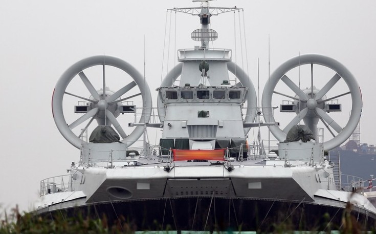 近日曝光的图片显示，第一艘由乌克兰交付中国的“野牛”气垫登陆船已经正式交付中国海军部队。该船于2013年5月运抵广州，随后进行了大半年时间的升级、武器安装、海试等工作。