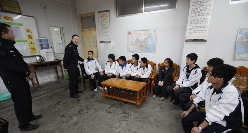 西安一老人被撞躺倒路中间 9名学生将其送医