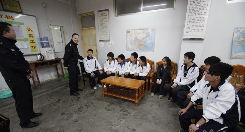 西安一老人被撞躺倒路中间 9名学生将其送医