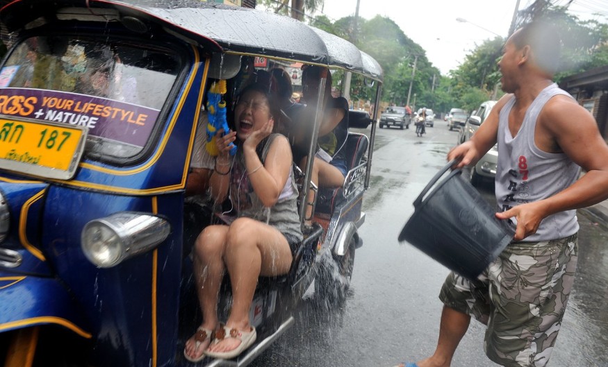泰国民众庆祝泼水节 上演“水枪大战”