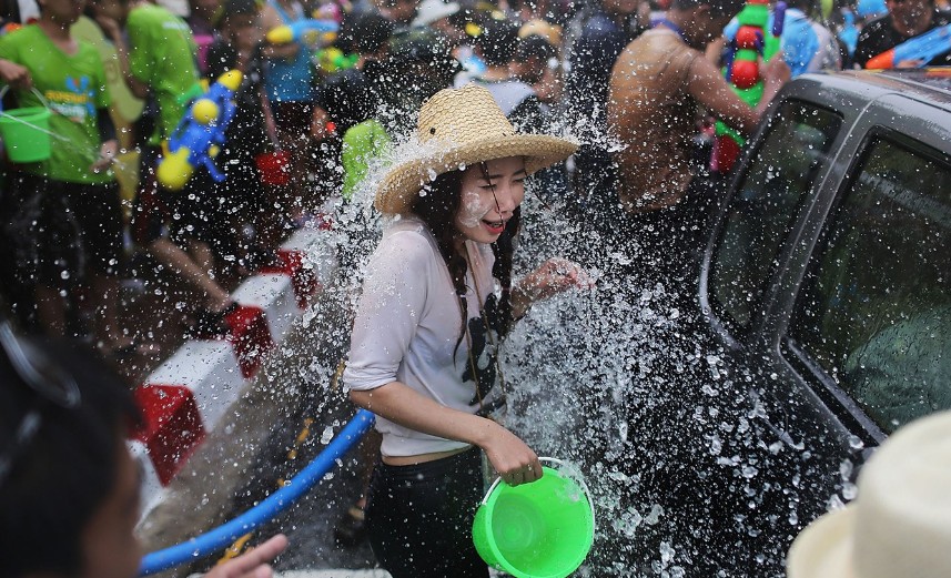 泰国民众庆祝泼水节 上演“水枪大战”