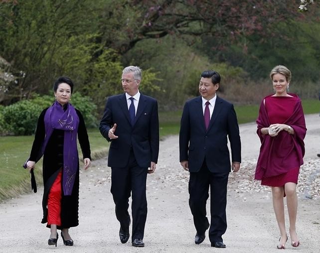 布鲁塞尔，习近平夫妇与比利时国王王后在皇宫散步。