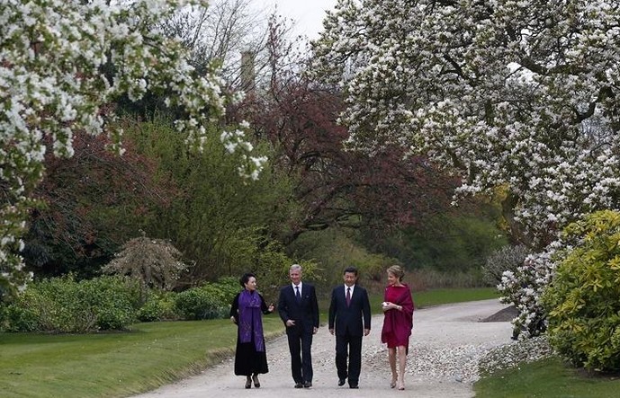 布鲁塞尔，习近平夫妇与比利时国王王后在皇宫散步。