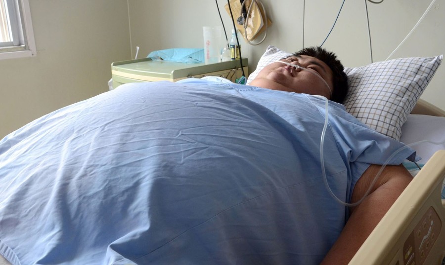山东男子重600斤住院 10余人抬不动 