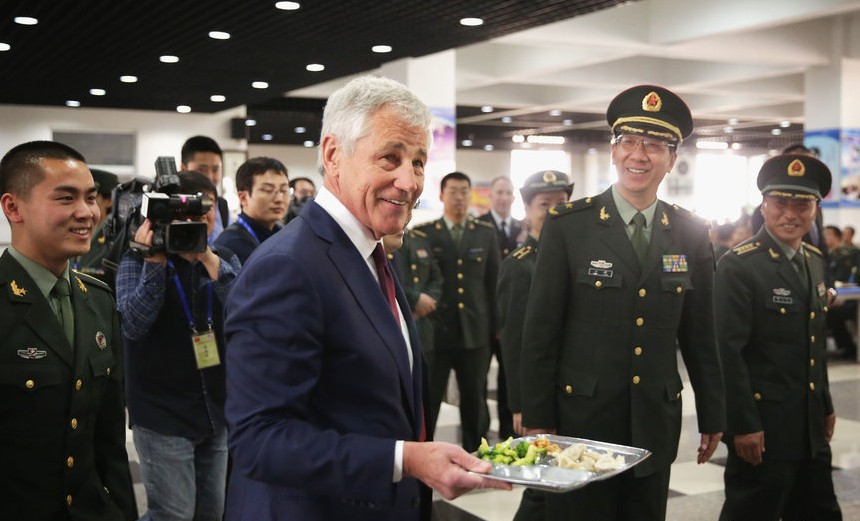 哈格尔与解放军学员共进午餐